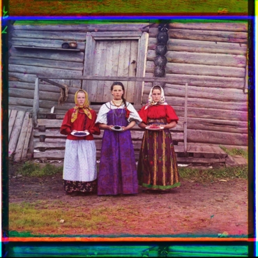 Close and Far: Russian Photography Now