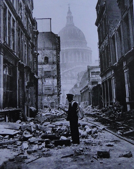 Лондон после. Бомбардировка Лондона 1940. London 1940 Blitz. Лондон после войны. Бомбежка Лондона.
