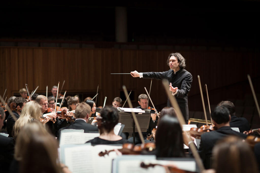 Vladimir-Jurowski-conducting-the-London-Philharmonic-Orchestra-credit-BENJAMIN-EALOVEGA