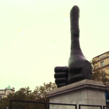 Пальцем в небо: на Трафальгарской площади поставили гигантский “лайк” Дэвида Шригли