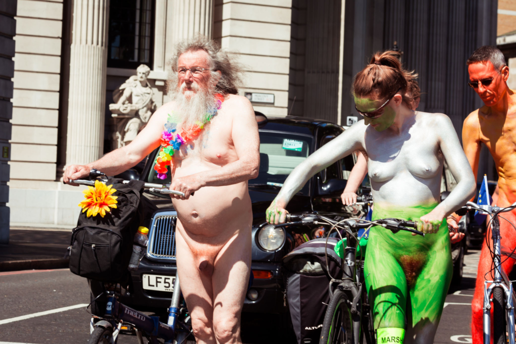 В Лондоне прошел голый велопробег London Naked Bike Ride - бант-на-машину.рф