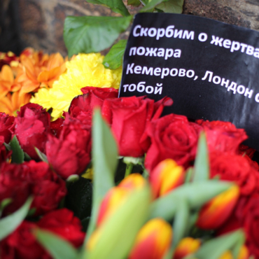 Люди начали приносить цветы к российскому посольству в Лондоне (фото и видео)