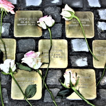 Что такое Stolpersteine и как немецкий арт-проект формирует историческую память Европы