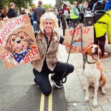 Возле парламента против «Брекзита» протестовали сотни собак (фото)