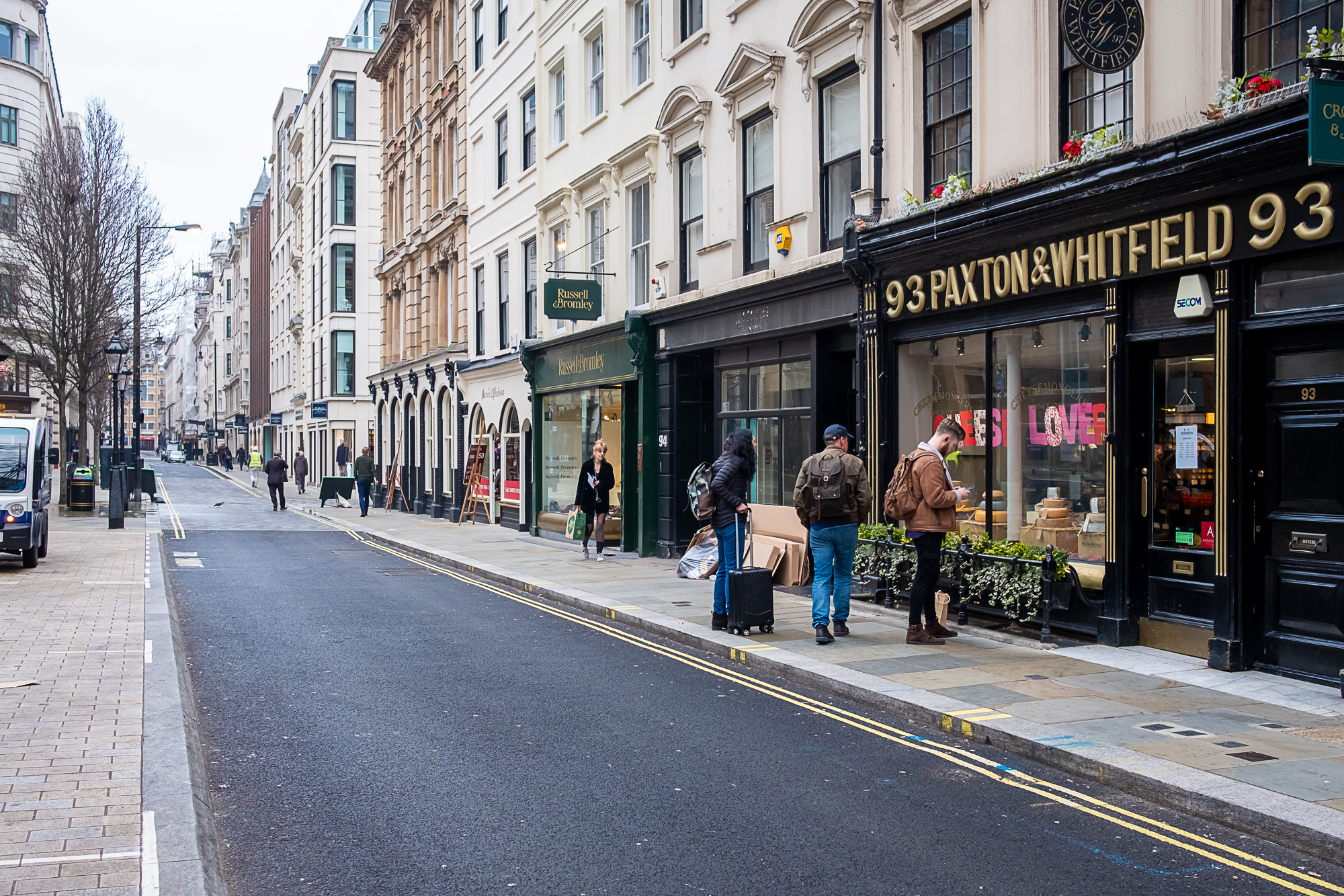 Is there shop in the street. Джермин-стрит. Jermyn Street London. Улица с магазинами. Улица бутиков.