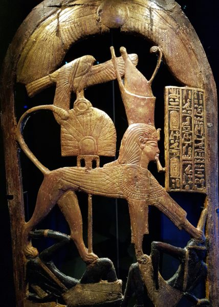 Позолоченный деревянный церемониальный щит Тутанхамона