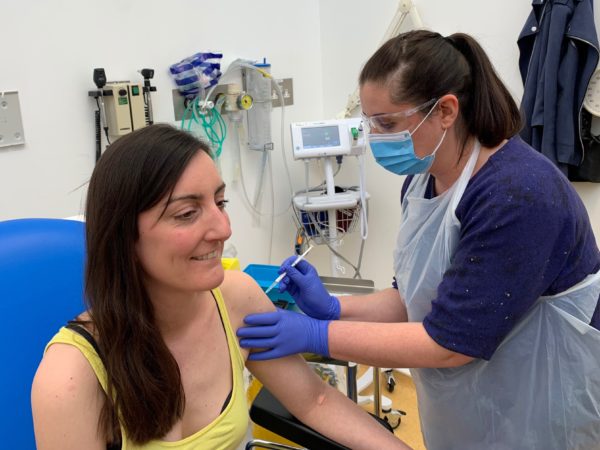 Вакцинирование волонтера от коронавируса в Великобритании