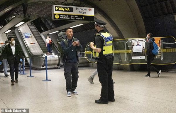 Полиция штрафует пассажиров метро без масок