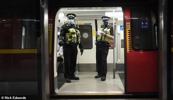 Полиция начала штрафовать пассажиров метро без масок