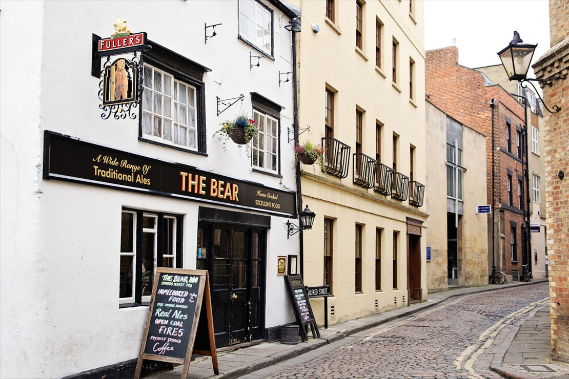 Pub bore. Пабы Оксфорда. Оксфордский паб. The Bear Oxford.