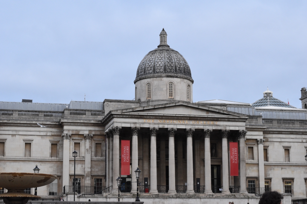 Лондонская Национальная галерея. Sainsbury Wing, Национальная галерея, Лондон, Великобритания, 1991. National Gallery in London old building.