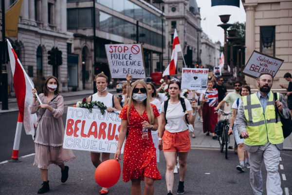 Белорусы прошли маршем от Вестминстера до Кенсингтона и устроили митинг у посольства