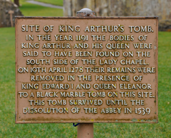 Табличка на могиле легендарного короля Артура среди развалин Гластонберийского аббатства