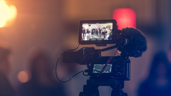 Как попасть в британский кинематограф: университеты, съемки в массовке и личный опыт