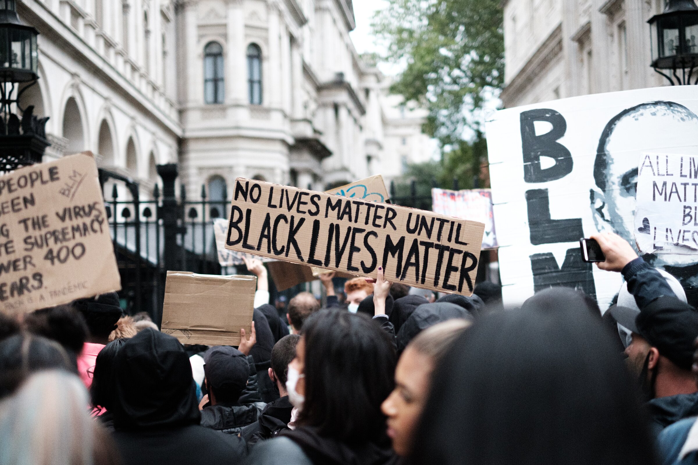 Подали групп. Движение Black Lives matter. Black Lives matter Великобритания. Black Lives matter Floyd. Извинения в Великобритании.