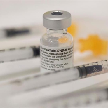 Pfizer запросил разрешение использовать свою вакцину для подростков в Великобритании