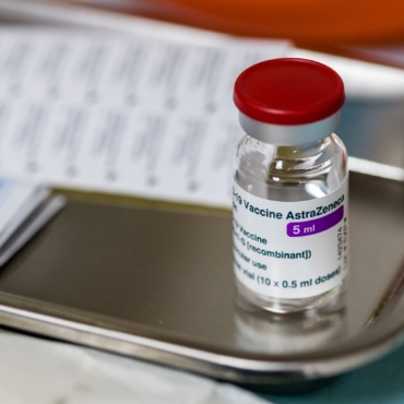 Жителей Великобритании младше 40 лет не будут прививать вакциной AstraZeneca