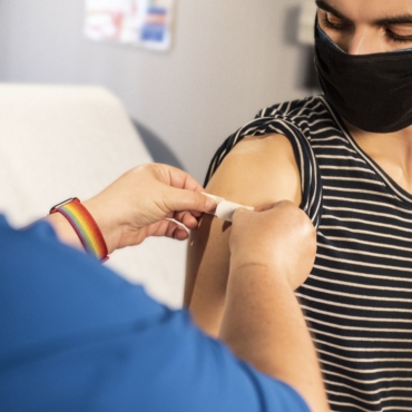 К концу недели запись на вакцинацию от коронавируса откроют для всех взрослых жителей Англии