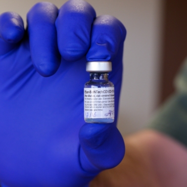 Исследование: Комбинация вакцин AZ и Pfizer обеспечивает более высокий уровень защиты от ковида