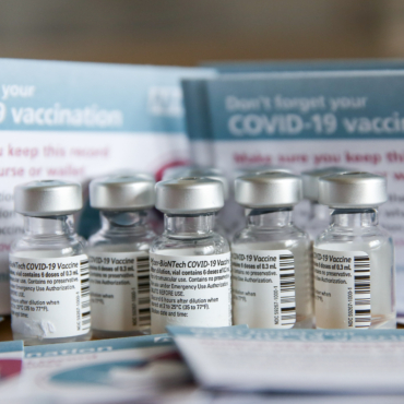 Бустерная программа вакцинации: кто и когда получит третью дозу вакцины от COVID-19