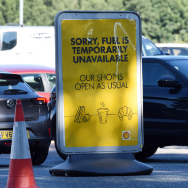 Закрытые заправки и «пробки»: перебои с поставками бензина в Британии усугубила паника