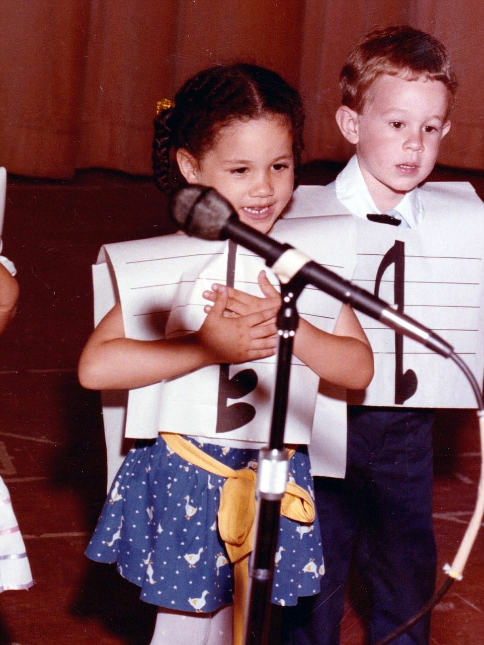 Маленькая Меган Маркл исполняет песню во время выпускного в Little Red School House