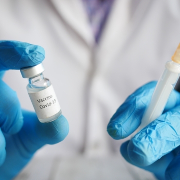 Полмиллиона британцев с ослабленной иммунной системой получат бустерную дозу вакцины — минздрав