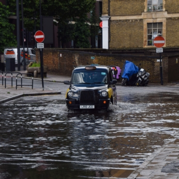 Работа лондонского транспорта нарушена из-за вызванных ливнем наводнений