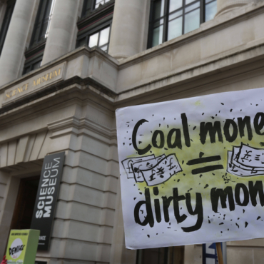 Эко-активисты провели ночь в Научном музее в Лондоне в знак протеста его сотрудничеству с энергетическими компаниями