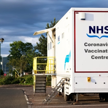 В Британии могут ужесточить правила путешествий для неполучивших бустерные вакцины