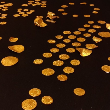 В Англии найден самый большой клад англосаксонских золотых монет