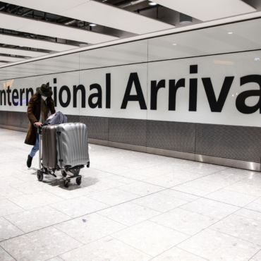 Авиакомпании Великобритании требуют отменить новые ограничения на международные поездки