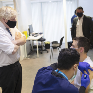 Борис Джонсон: сделайте тест на коронавирус и отмечайте Новый год