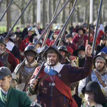 Сотни реконструкторов гражданской войны в Англии пройдут маршем по центру Лондона
