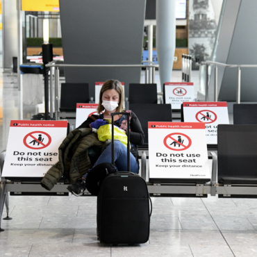 Англия смягчает правила тестирования на коронавирус для путешественников