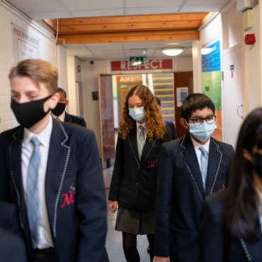 В каждой третьей школе Англии не хватает 10% учителей из-за коронавируса