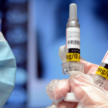 В Великобритании испытают новую вакцину от омикрона