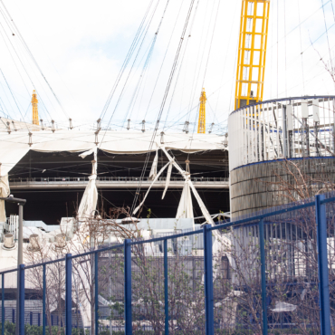 Штормовой ветер разодрал тканевый купол лондонской арены O2