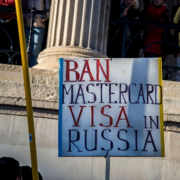Visa и MasterCard останавливают работу в России