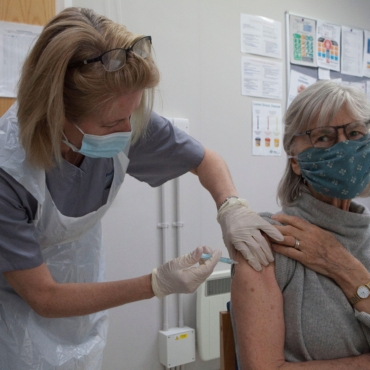 Тысячи вакцинаторов от COVID-19 получат постоянную работу в NHS