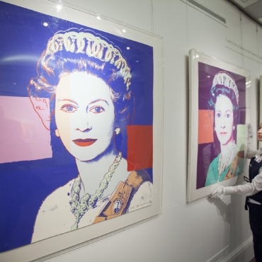 Портреты британских королев прошлого и настоящего покажут на выставке в честь 70-летия правления Елизаветы II