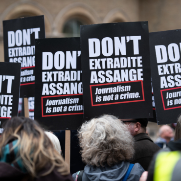 Британский суд выдал ордер на экстрадицию Джулиана Ассанжа в США