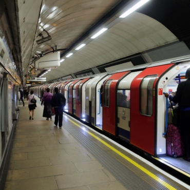 Сотрудники лондонского метро собираются на забастовку во время празднования Платинового юбилея