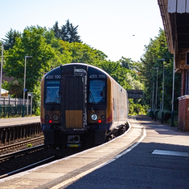 Жителей Великобритании просят не ездить на поездах без необходимости на следующей неделе