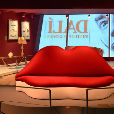 Лондонский музей дизайна представит работы Дали, Dior и Тима Уокера на выставке, посвященной сюрреализму