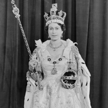В Виндзорском замке выставили коронационное платье королевы Елизаветы II