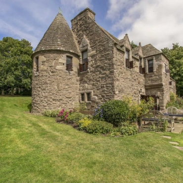 В Шотландии продают древний замок по цене квартиры в Лондоне