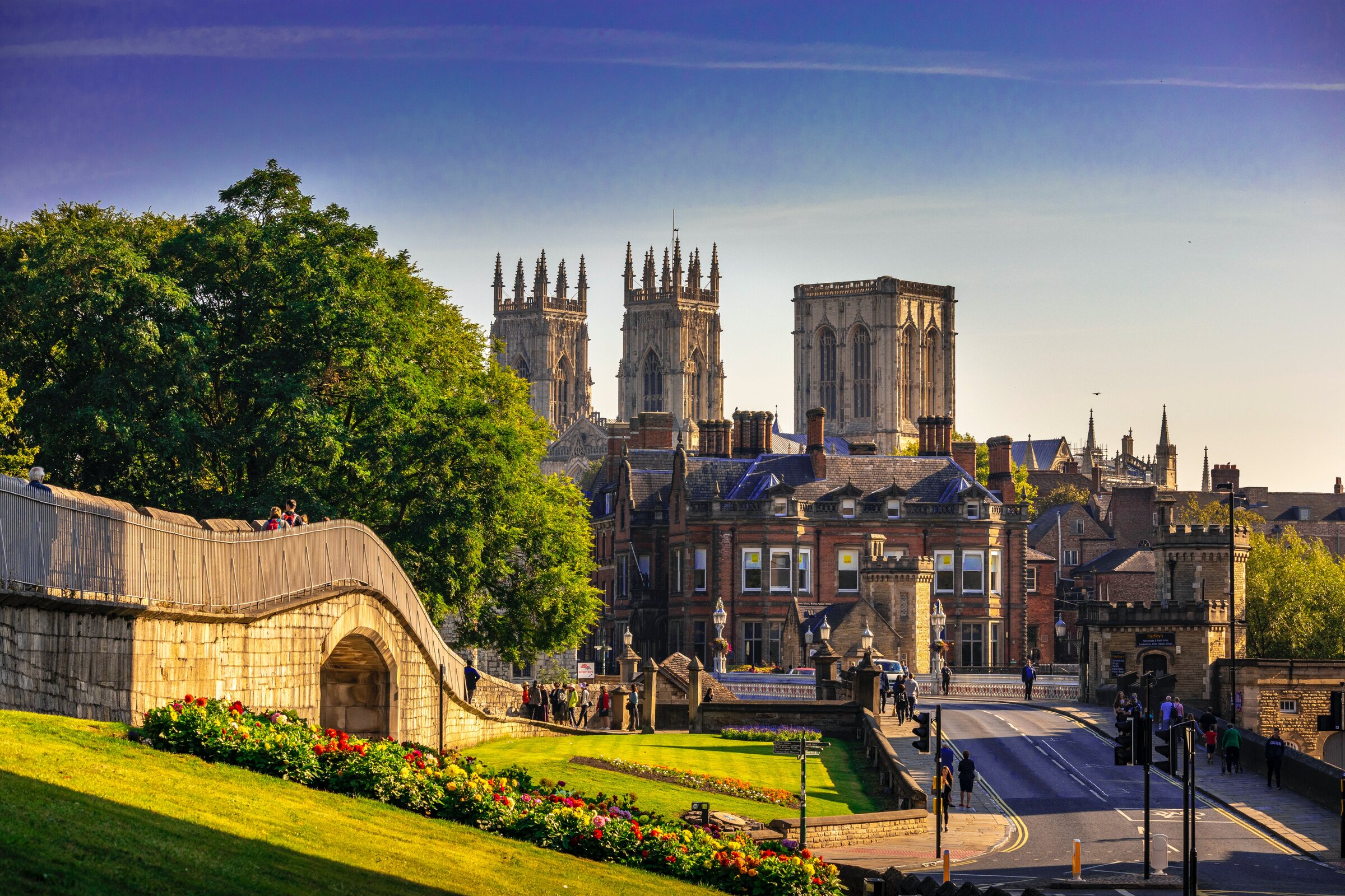 Near york. Йорк Англия. Йоркшир город в Англии. Эклсфилдский монастырь Йоркшир. Город Йоркшир в Великобритании фото.