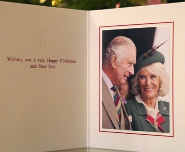Букингемский дворец выпустил рождественскую открытку с поздравлениями от Карла III и королевы-консорт Камиллы