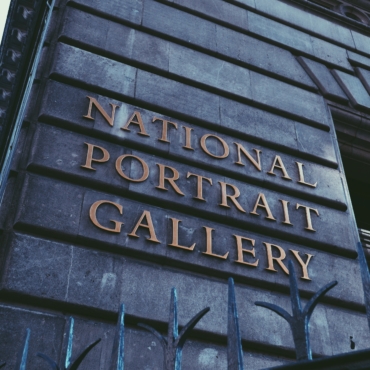 Ребрендинг и смелые выставки: чего ждать от обновленной Национальной портретной галереи (после реконструкции за 35 млн фунтов!)